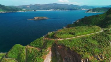 Punta Socastro 'nun hava manzarası, ayrıca O Fucino do Porco olarak da bilinir, Galiçya, Kuzey İspanya' da. Cantabrian Denizi 'ne bakan kayalıklar boyunca tahta bir yürüyüş yolu var. Çarpıcı yaz sahili manzarası..