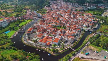 Kuzey İspanya, Galiçya 'da Rio Mandeo ile çevrili tarihi Betanzos kasabasının hava manzarası. Ünlü Camino de Santiago hac güzergahında resim gibi bir kasaba ve kültürel dönüm noktası..