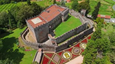 Güney Domates Kalesi 'nin yazın havadan görünüşü, İspanya' nın Galiçya kentindeki Viso Dağı 'nın tepesinde 12. yüzyıl ortaçağ kalesi. Güney Galiçya 'daki en önemli tarihi kalelerden biri..