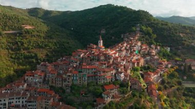 Imperia, Liguria, Kuzey İtalya 'da gün batımında pitoresk şehrin havadan görünüşü. Büyüleyici ortaçağ köyü dağlarda yuva yapmış ve manzarayla çevrili..