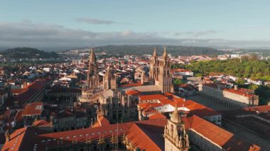 Kuzey İspanya 'daki Galiçya' da Santiago de Compostela Katedrali 'nin hava manzarası. Ünlü Hristiyan hac yeri ve tarihi Camino de Santiago rotasının son durağı..