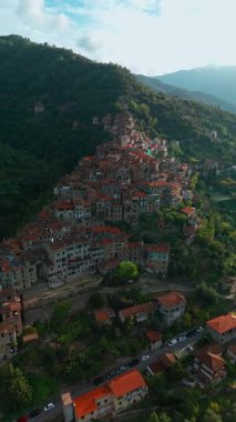 Imperia, Liguria, Kuzey İtalya 'da gün batımında pitoresk şehrin havadan görünüşü. Büyüleyici ortaçağ köyü dağlarda yuva yapmış ve manzarayla çevrili..