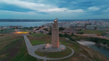 A Coruna, Galiçya, İspanya 'daki Herkül Kulesi. Kuzey İspanya 'daki tarihi Torre de Herkül' ün hava manzarası. Coruna şehrinde alacakaranlıkta antik bir Roma deniz feneri.
