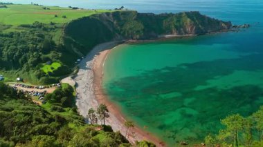 Kuzey İspanya 'daki Asturias' ın çarpıcı doğasıyla çevrili küçük bir inzivaya çekilmiş hava manzarası. Ermita de la Regalina, Cantabrian Denizi kıyısındaki dik kayalıklarda. Güzel Playa de Kadavra Sahili