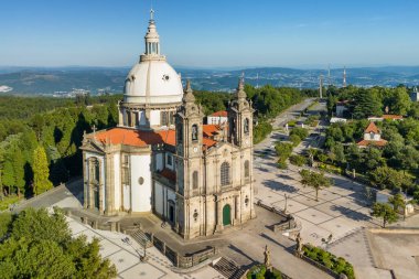 Kuzey Portekiz, Braga yakınlarındaki Sameiro Leydimizin Sığınağı 'nın havadan görünüşü. Kubbeli mimarisi, manzaralı çevresi ve dini önemi olan etkileyici bir Katolik sitesi..