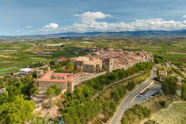İspanya 'nın Bask Bölgesi' ndeki bağlarla çevrili ortaçağ güçlendirilmiş tepedeki Laguardia 'nın hava manzarası. Kuzey İspanya 'daki La Guardia eski kasabası