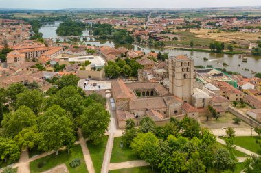 İspanya 'nın tarihi Zamora, Kastilya ve Leon kasabasının hava manzarası. Zamora ve Puente de Piedra 'nın tarihi Katedrali Douro Nehri üzerindeki eski Roma köprüsü
