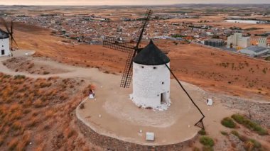 Günbatımında Consuegra 'nın tarihi yel değirmenlerinin havadan görünüşü, Castilla-La Mancha, İspanya. Akşam ışığında tepelerde Don Kişot 'un eski tarihi yel değirmenleri. Molinos de Viento de Consuegra