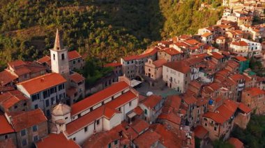 Imperia, Liguria, Kuzey İtalya 'da gün batımında pitoresk şehrin havadan görünüşü. Büyüleyici ortaçağ köyü dağlarda yuva yapmış ve manzarayla çevrili..