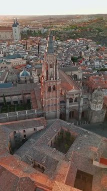 İspanya, Castilla-La Mancha, Toledo 'nun tarihi şehir manzarasının gün doğumu manzarası. Toledo, Santa Maria Katedrali ve diğer tarihi binaları ile güzel bir ortaçağ şehri.