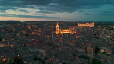 İspanya, Castilla-La Mancha, Toledo 'nun tarihi şehir manzarası. Toledo Alcazar, Santa Maria Katedrali ve diğer tarihi binalarla aydınlatılmış ortaçağ şehri.