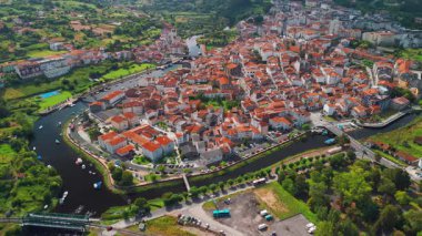 Kuzey İspanya, Galiçya 'da Rio Mandeo ile çevrili tarihi Betanzos kasabasının hava manzarası. Ünlü Camino de Santiago hac güzergahında resim gibi bir kasaba ve kültürel dönüm noktası..