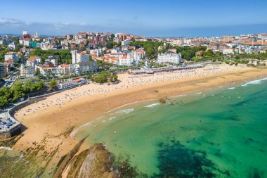 Santander, Cantabria 'daki Playa del Sardinero plajının hava manzarası, kuzey İspanya. Santander 'in canlı şehrinde yaz mevsiminde çekilmiş güzel kumlu bir sahil.