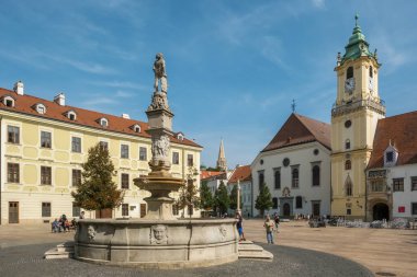 Bratislava, Slovakya - 28 Ağustos 2023: Bratislava, Slovakya 'daki Hlavne isim meydanının görüntüsü. Eski belediye binası ve Roland Fountain.