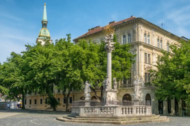 Slovakya 'nın Bratislava kentindeki Fish Square' deki Kutsal Üçlemeci Sütunu, 1712 'de oluşturulan tarihi bir dönüm noktası olarak duruyor. Yazın yakalanan sergide şehrin Barok mimarisi sergileniyor.