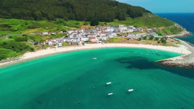 O Porto de Bares, A Coruna, Galiçya 'daki güzel kumlu sahil ve turkuaz deniz manzarası. Atlantik Okyanusu kıyısındaki büyüleyici doğal manzaralı resimli balıkçı köyü..