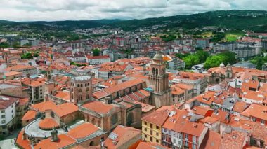 Kuzey İspanya 'daki Galiçya' nın eski Galiçya kentinin hava manzarasında, geleneksel İspanyol mimarisine sahip Ourense Katedrali, Iglesia de Santa Maria Madre ve diğer tarihi yapılar yer almaktadır..