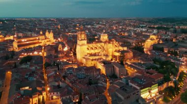 Geceleri Salamanca 'nın tarihi şehir manzarası Castilla y Leon, İspanya. Salamanca Katedrali, Torre del Clavero ve tarihi üniversite de dahil olmak üzere ortaçağ simgeleri aydınlandı..