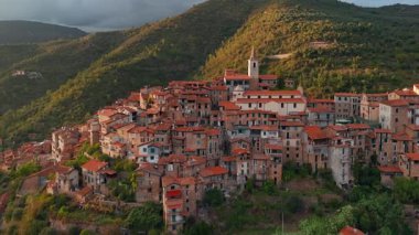 Imperia, Liguria, Kuzey İtalya 'da gün batımında pitoresk şehrin havadan görünüşü. Büyüleyici ortaçağ köyü dağlarda yuva yapmış ve manzarayla çevrili..