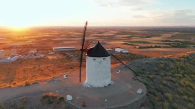 İspanya, Castilla-La Mancha 'daki Consuegra' nın tarihi yel değirmenlerinin hava manzarası. Don Kişot karakterinin eski tarihi yel değirmenleri sabah vakti tepede. Molinos de Viento de Consuegra