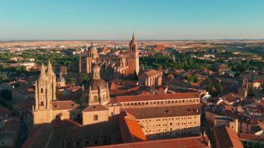 Günbatımında Salamanca 'nın tarihi şehir manzarası Castilla y Leon, İspanya. Salamanca Katedrali, Torre del Clavero ve tarihi üniversitesi olan ortaçağ şehri. UNESCO Dünya Mirası Alanı