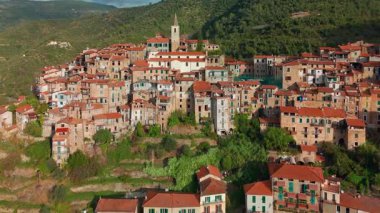 Imperia, Liguria, Kuzey İtalya 'da gün batımında pitoresk şehrin havadan görünüşü. Büyüleyici ortaçağ köyü dağlarda yuva yapmış ve manzarayla çevrili..