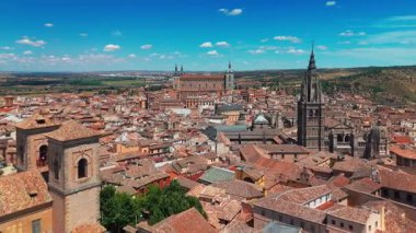 İspanya, Castilla-La Mancha, Toledo 'nun tarihi şehir manzarası. Toledo Katedrali, Santa Mari Katedrali, UNESCO Dünya Mirası Alanı ile güzel bir ortaçağ şehri..