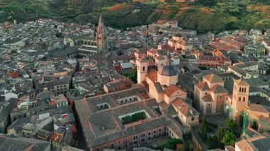 İspanya, Castilla-La Mancha, Toledo 'nun tarihi şehir manzarasının gün doğumu manzarası. Toledo, Santa Maria Katedrali ve diğer tarihi binaları ile güzel bir ortaçağ şehri.