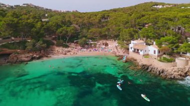 İspanya, Balearic Adaları, Mallorca 'daki Platja de Cala Gat plajının hava manzarası. Kristal berraklığında turkuaz suları olan sahili, Mayorka adasında popüler bir yaz tatili..