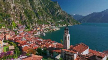 Kuzey İtalya 'da Garda Gölü' ndeki Picoresque Limone Konsolosu Garda 'nın havadan görünüşü, yaz manzarası, dağlık kıyı şeridi, dağlar, feribot ve manzaralı seyahat seti.
