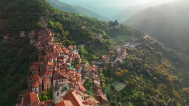 Imperia, Liguria, Kuzey İtalya 'da gün batımında pitoresk şehrin havadan görünüşü. Büyüleyici ortaçağ köyü dağlarda yuva yapmış ve manzarayla çevrili..