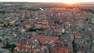 İspanya, Castilla-La Mancha, Toledo 'nun tarihi şehir manzarasının gün doğumu manzarası. Toledo, Santa Maria Katedrali ve diğer tarihi binaları ile güzel bir ortaçağ şehri.