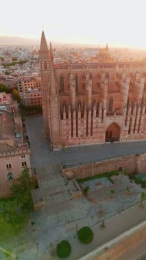 Santa Maria Katedrali, Palma de Mallorca, Mallorca, Balear Adaları, İspanya. Gündoğumunda Majorca adasındaki tarihi Katedral binasının hava manzarası.. 