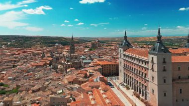 İspanya, Castilla-La Mancha, Toledo 'nun tarihi şehir manzarası. Toledo Katedrali, Santa Mari Katedrali, UNESCO Dünya Mirası Alanı ile güzel bir ortaçağ şehri..