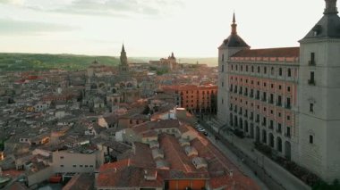 Günbatımında Toledo 'nun tarihi şehir manzarası Castilla-La Mancha, İspanya. Toledo Katedrali, Santa Mari Katedrali, UNESCO Dünya Mirası Alanı ile güzel bir ortaçağ şehri..