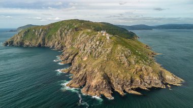 İspanya 'nın kuzeyinde bulunan Cape Finisterre, Costa de la Muerte' deki Faro de Fisterra deniz fenerinin hava manzarası. Camino de Santiago hac yolunun son durağı.