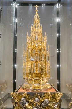 Toledo, İspanya - 24 Haziran 2024: Toledo Katedrali 'nde muhafaza edilen muazzam hazineler arasında kutsal sanat ve tarihi işçiliği temsil eden altın yaldızlı som gümüş Monstrance