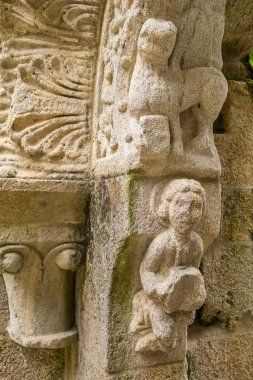 Santa Cristina de Ribas de Sil, Parada de Sil, Galiçya, Kuzey İspanya Manastırı 'nın ön cephesine eski bir dini taş oyulmuş.
