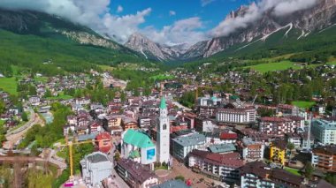 İtalya 'nın Cortina dAmpezzo kentinin erimene bakan manzarasında, Dolomites dağları, Veneto bölgesi, Belluno ilinin küçük bir kasabası olan Basilica dei Santi Filippo e Giacomo yer alıyor..