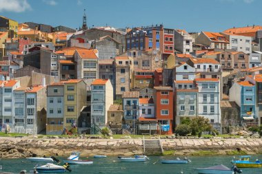 İspanya 'nın Galiçya kentindeki A Guarda adlı balıkçı sahil kasabasının resimli rıhtımı, geleneksel evleri, deniz mirasını, tarihi cepheleri ve manzaralı kıyı atmosferini gösteriyor..