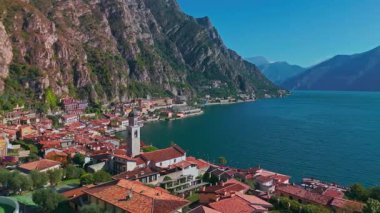 Kuzey İtalya 'da Garda Gölü' ndeki Picoresque Limone Konsolosu Garda 'nın havadan görünüşü, yaz manzarası, dağlık kıyı şeridi, dağlar, feribot ve manzaralı seyahat seti.
