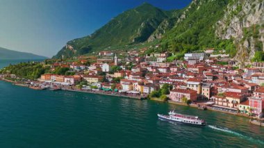 Kuzey İtalya 'da Garda Gölü' ndeki Picoresque Limone Konsolosu Garda 'nın havadan görünüşü, yaz manzarası, dağlık kıyı şeridi, dağlar, feribot ve manzaralı seyahat seti.