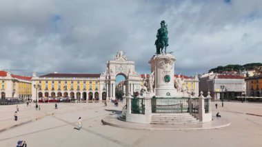 Lizbon, Portekiz - 9 Mart 2025: Lisboa şehrinin ana meydanında Kral I. Jose do Comercio 'nun tarihi binicilik heykeli,