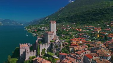 Kuzey İtalya 'da yaz manzarası, dağları, dağları ve manzarası ile Garda Gölü' ndeki Castello Scaligero di Malcesine hava manzarası Borghi piu belli d Italia olarak tanınır..