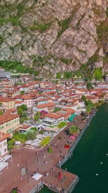 Kuzey İtalya 'da Garda Gölü' ndeki Picoresque Limone Konsolosu Garda 'nın havadan görünüşü, yaz manzarası, dağlık kıyı şeridi, dağlar, feribot ve manzaralı seyahat seti.