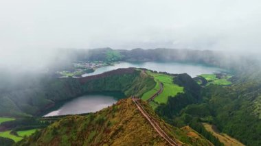 Portekiz, Azores, Sao Miguel adasındaki dev bir volkan kalderasında bulunan güzel Lagoa das Sete Cidades gölünün hava manzarası ikonik bir doğal manzarayı gösteriyor..