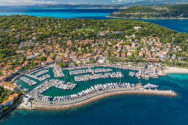 Akdeniz 'in Fransız Rivierası' ndaki Cap Ferrat Burnu 'ndaki Saint-Jean-Cap-Ferrat tatil köyünün hava manzarası. Saint Jean Cap Ferrat Limanı, Fransa. Cote dAzur 'da lüks seyahat varış yeri