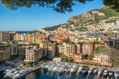 Monako 'daki modern konut binalarında lüks daireler ve yatları olan özel bir marina, çağdaş mimari ve deniz manzaralı yaşam tarzını ön plana çıkarıyor.