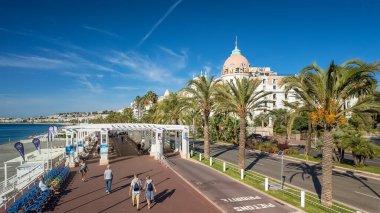 Nice, Fransa - 25 Eylül 2024: Nice, Fransa 'daki muhteşem gezinti güvertesi manzarası. Arka planda lüks otel Negresco. Fransa 'daki güzel Cote dAzur' da güzel bir yaz sahnesi