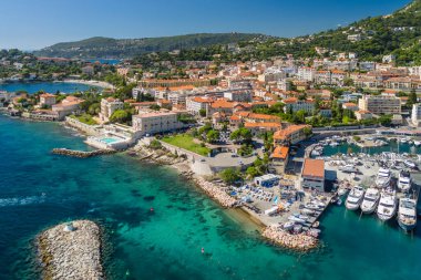 Nice ve Monako arasındaki Fransız Riviera kıyı şeridinde Beaulieu-sur-Mer 'in havadan görünüşü. Lüks villalar ve tarihi binalar Fransa 'nın güzel Akdeniz kıyıları boyunca uzanır.
